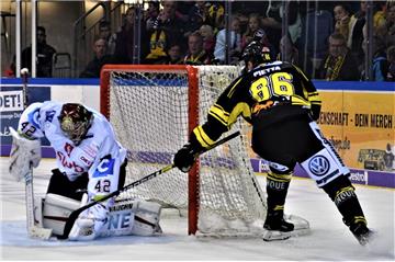 Pinguins-Torwart Tomas Pöpperle hielt sehr sicher. Hier stoppt er einen Schuss von Daniel Pietta.