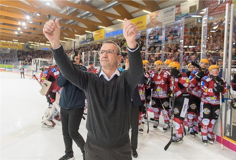 Talkrunde als Trost für die Pinguins-Fans Pinguins-Trainer Thomas Popiesch jubelte nach dem letzen Heimspiel der Saison zusammen mit Spielern und Fans.
