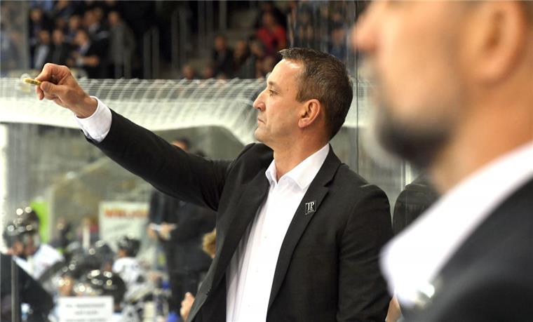 Siegesserie der Pinguins ist gerissen Pinguins-Trainer Thomas Popiesch musste eine Niederlage seiner Mannschaft mit ansehen.