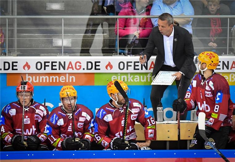 Fischtown Pinguins reisen als Tabellenführer nach Straubing Pinguins-Trainer Thomas Popiesch stellt seine Spieler auf das nächste Spiel gegen die Straubing Tigers ein.