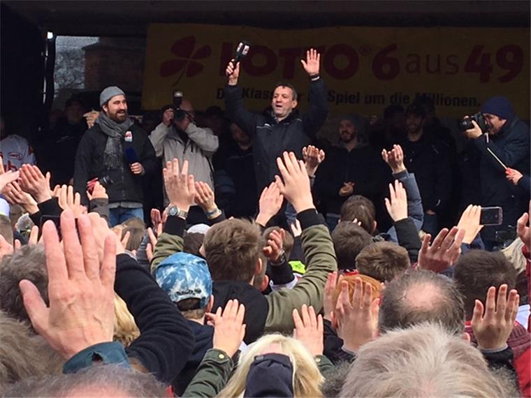 Pinguins-Trainer Thomas Popiesch wurde bei der Abschlussfeier von den Fans bejubelt.