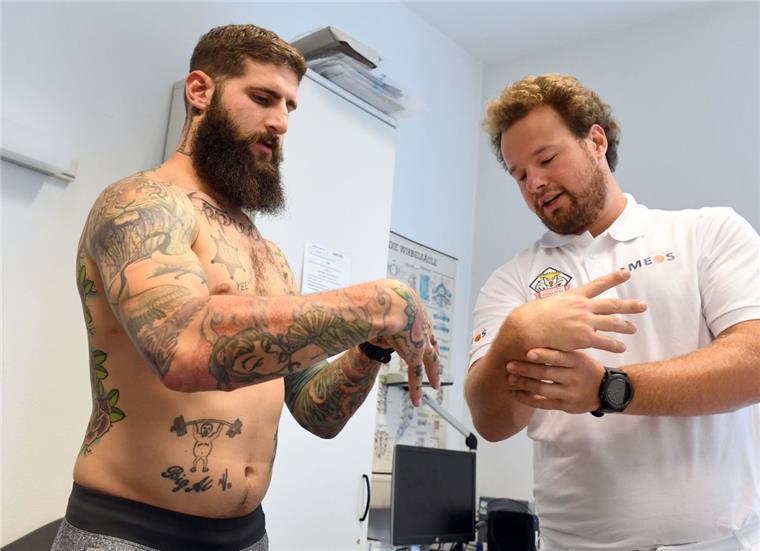 Pinguins-Verteidiger Cody Lampl ist zum Medizincheck bei Mannschaftsarzt Florian Urbanek.