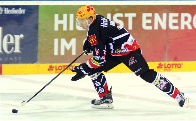 Pinguins-Verteidiger Pawel Dronia feierte mit seiner Mannschaft im Viertelfinale einen 3:2-Sieg gegen Dresden. Foto Scheer