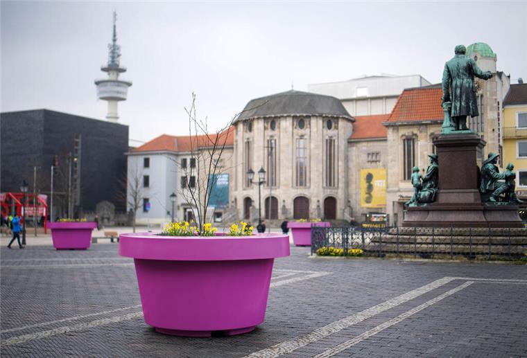 Bunt statt grau: So könnten die Monsterkübel Bremerhaven schöner machen Ein pinkfarbener Kübel ist auf einem öffentlichen Platz zu sehen.
