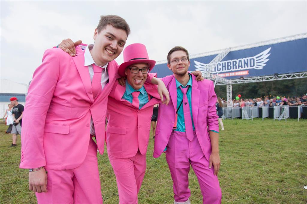 Pink geht immer: Tim, Marcel und Maximilian aus Kaunitz in Westfalen stehen auf ...