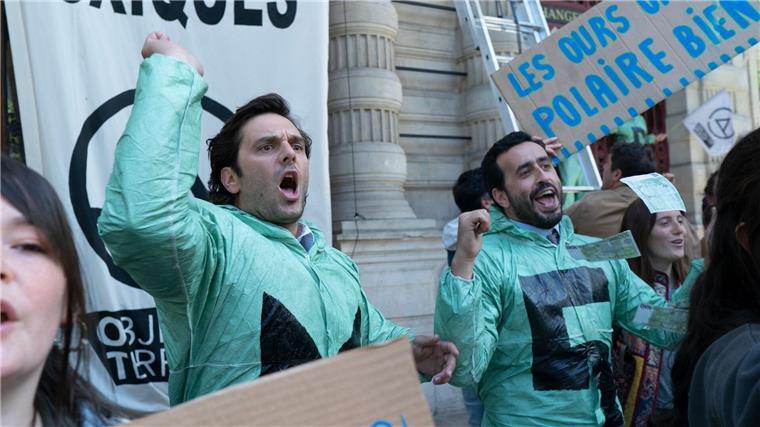 Die Filmstarts der Woche Pio Marmaï als Albert und Jonathan Cohen (r) als Bruno in einer Szene des Films „Black Friday For Future“.