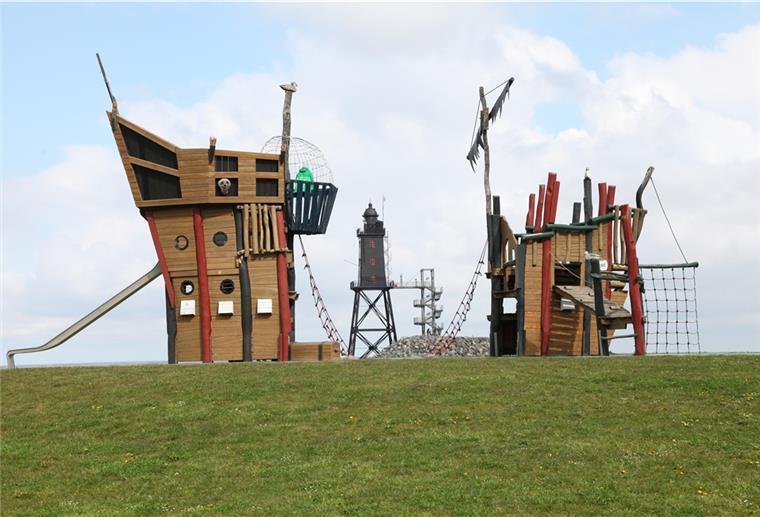 Die schönsten Spielplätze im Landkreis Piratenschiff vor Leuchtturm: Das gibt es nur in Dorum-Neufeld auf der Leuchtturm-Wiese.