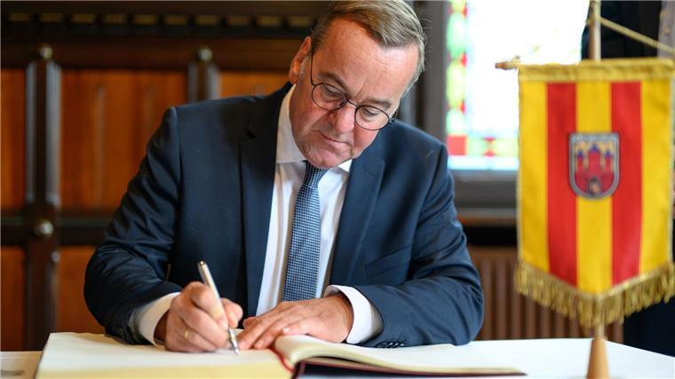 Pistorius schreibt einige Worte in das Goldene Buch der Stadt Oldenburg.