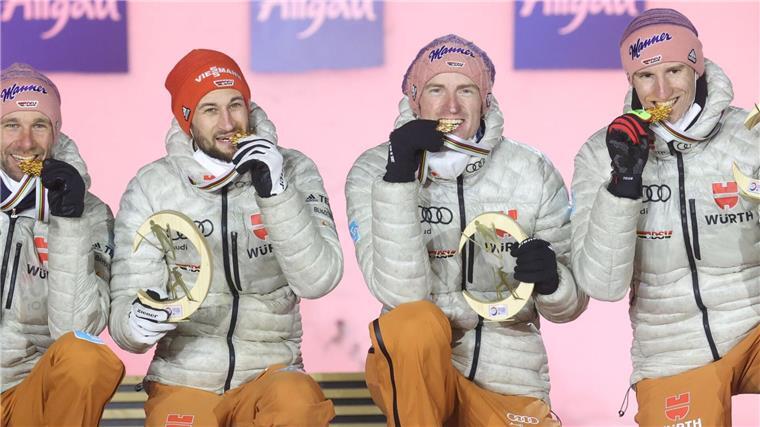 Pius Paschkes (l) bislang größter Erfolg: Team-Weltmeister 2021 in Oberstdorf.