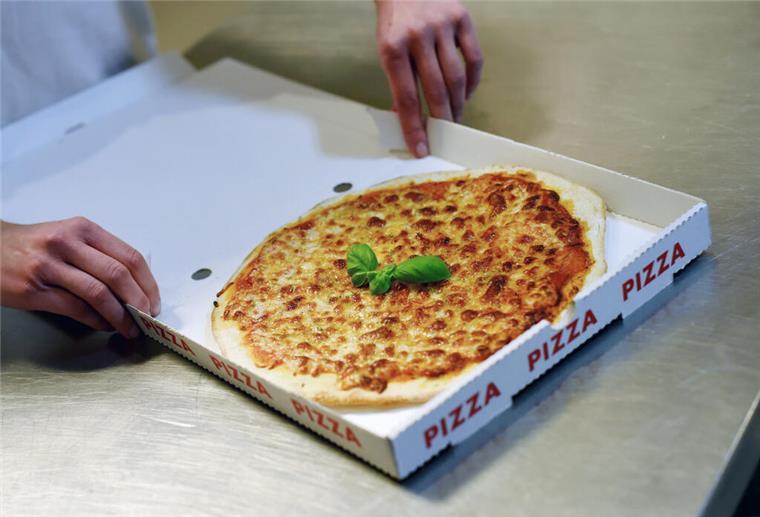 Unappetitlich und ungesund: Darum solltet ihr Pizza sofort aus dem Karton nehmen Eine Pizza liegt in einem Karton. 9 von 10 getesteten Kartons haben Schadstoffe enthalten.