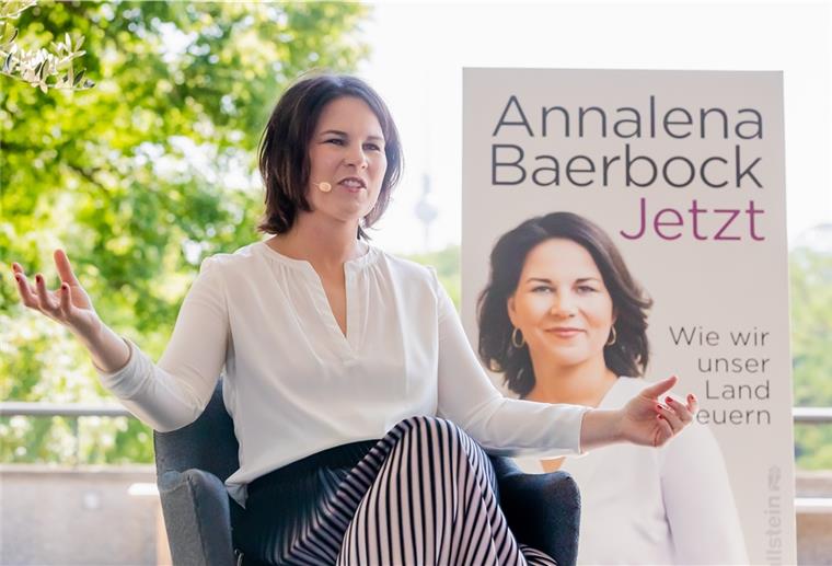 Plagiatsjäger: Neue Funde in Büchern von Kanzlerkandidaten Annalena Baerbock, Kanzlerkandidatin und Bundesvorsitzende von Bündnis 90/Die Grünen, spricht bei der Vorstellung ihres Buches «Jetzt. Wie wir unser Land erneuern»