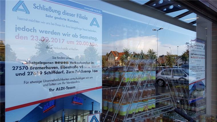 Plakate an der Fensterscheibe weisen auf die Schließung des Aldi-Markts in Bremerhaven-Geestemünde hin. 