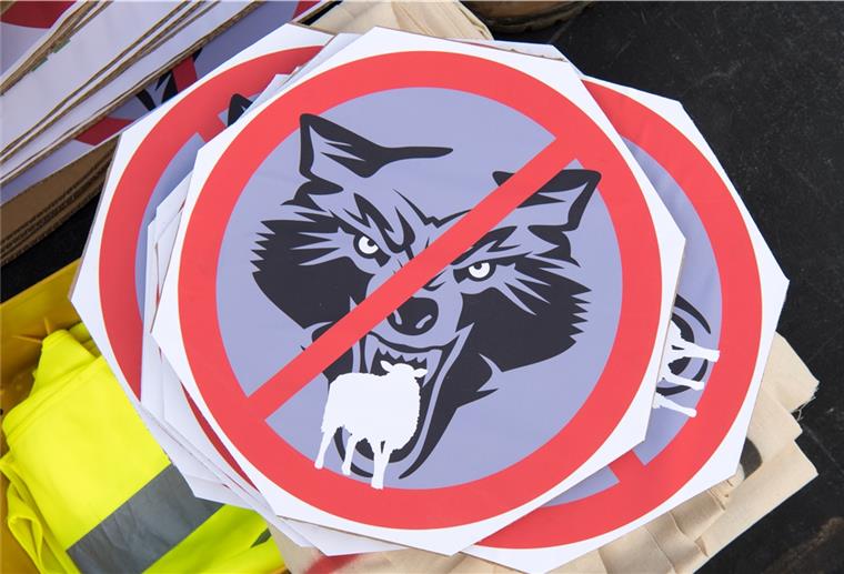 Wölfe sollen in Niedersachsen leichter getötet werden können Plakate einer Demonstration gegen die wachsende Wolfspopulation.