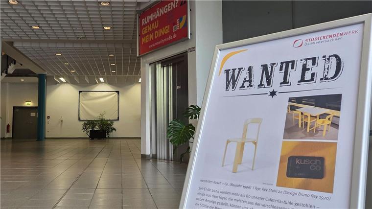Designerstühle aus Mensen geklaut - neue Masche im Norden? Plakate sollen auf den ungewöhnlichen Diebstahl hinweisen.