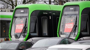 Plakate „Warnstreik“ kleben in den Frontscheiben von Stadtbahnen der Hannoverschen Verkehrsbetriebe Üstra auf dem Betriebshof Glocksee.