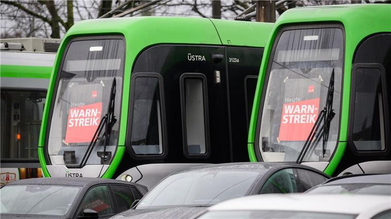 Busse und Bahnen bleiben wegen Warnstreiks im Depot Plakate „Warnstreik“ kleben in den Frontscheiben von Stadtbahnen der Hannoverschen Verkehrsbetriebe Üstra auf dem Betriebshof Glocksee.
