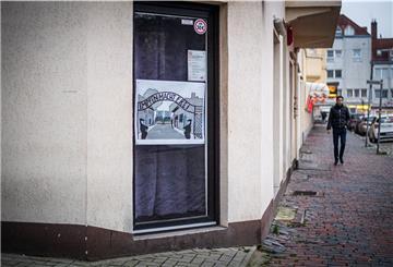 Eine Plakat klebt auf einer Fensterscheibe.