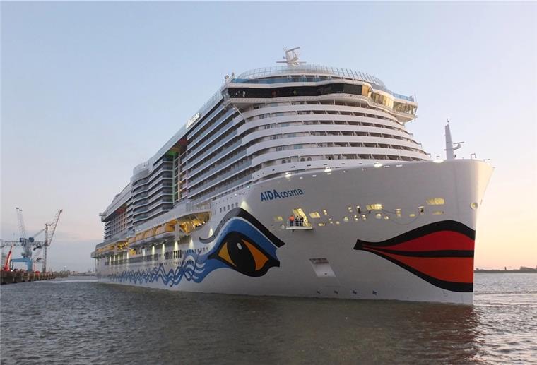 Aida-Scjiff legt an die Kaje an.