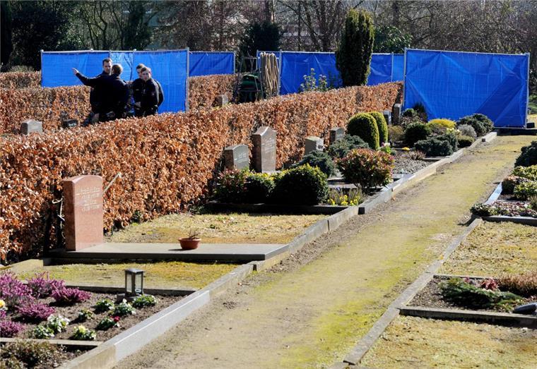 "Todespfleger" Niels H.: Anklage gegen weitere Klinikmitarbeiter erhoben Planen schirmen im März 2015 eines der beiden von der Exhumierung betroffenen Gräber auf dem Friedhof in Ganderkesee gegen Einblicke ab. Nach der Tötungsserie in zwei Krankenhäusern durch den Ex-Pfleger Niels H. hat die Staatsanwaltschaft Oldenburg Anklage gegen sechs Verantwortliche aus der Klinik Delmenhorst erhoben.