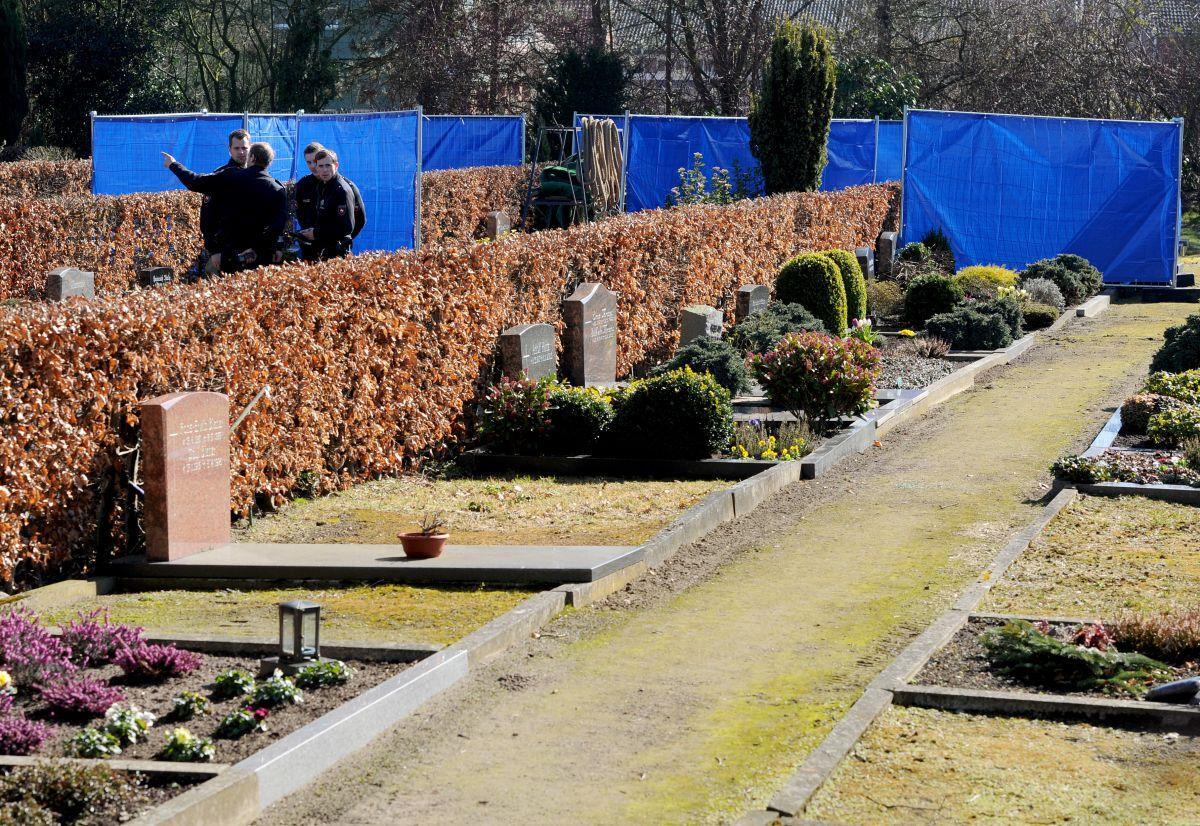 Planen schirmen im März 2015 eines der beiden von der Exhumierung betroffenen Gräber auf dem Friedhof in Ganderkesee gegen Einblicke ab. Nach der Tötungsserie in zwei Krankenhäusern durch den Ex-Pfleger Niels H. hat die Staatsanwaltschaft Oldenburg Anklage gegen sechs Verantwortliche aus der Klinik Delmenhorst erhoben.