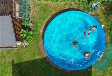 Planschen im heimischen Garten wird immer beliebter: Wer einen Pool hat, muss sich aber auch um die Poolpflege kümmern. Dabei gibt es einiges zu beachten.