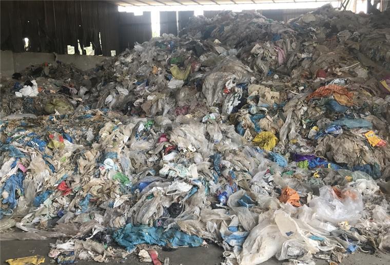 Greenpeace: Deutscher Plastikmüll wird weiter illegal exportiert Illegale Kunststoffabfälle lagern in einer Halle bei Port Klang
