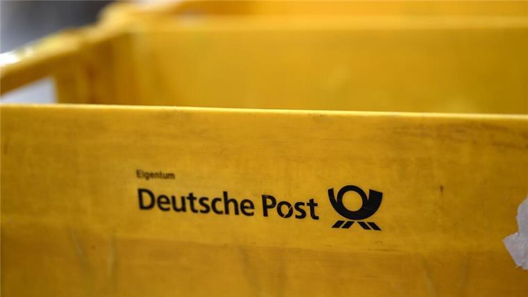 Heute Warnstreiks bei der Deutschen Post: Zustellungen verzögern sich Plastikboxen der Deutschen Post stehen in einer Zustellbasis herum - auch dort könnte der Warnstreik Auswirkungen haben.