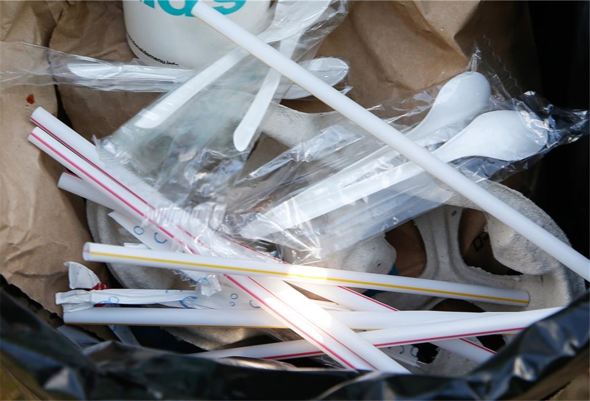 Weniger Plastikmüll: Stadt Bremen plant Verbot bei Veranstaltungen Plastikmüll soll es bei Veranstaltungen in Bremen nicht mehr geben.