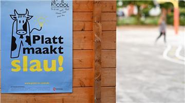 „Platt maakt slau“ steht auf einem Plakat.