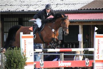 Platz drei im M**-Springen ging an den Selsinger Jürgen Oetjen mit ?Lady Lou?.