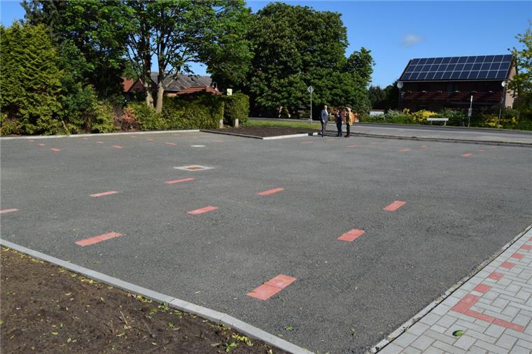 Gegen das Chaos vor Grundschule: Neuer Parkplatz in Drangstedt Platz für 16 Autos. Ortsbürgermeister Rafael Platek, Alexandra Müller und Uwe Lorenz knüpfen hohe Erwartungen an das Gelände, das die Verkehrslage an der Grundschule Drangstedt entschärfen soll.