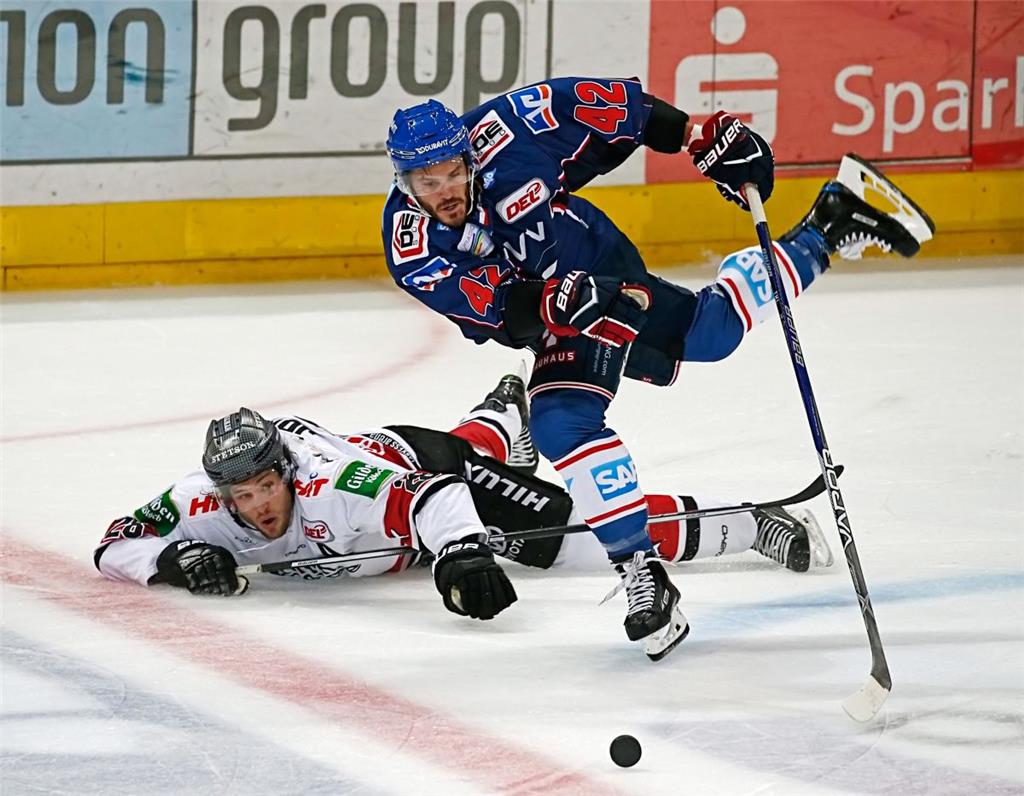 Platz sechs teilen sich Chad Kolarik (Foto) von den Adler Mannheim und Benjamin Hanowski von den Augsburger Panthern mit 18 Toren aus 40 Spielen.