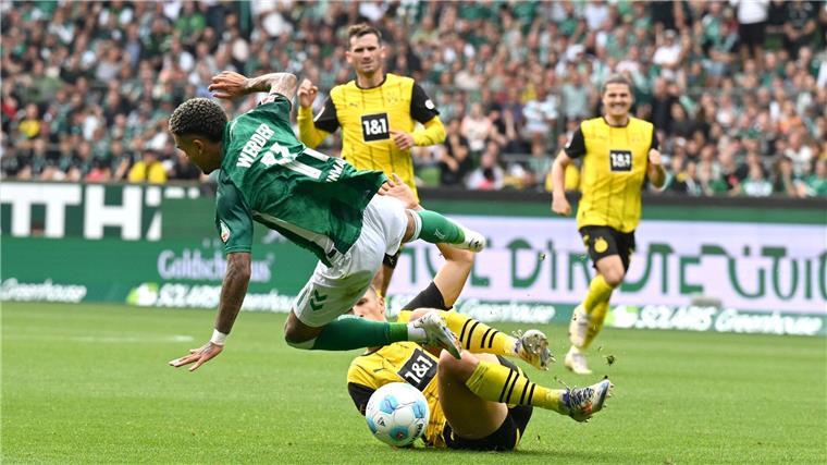 Platzverweis für Dortmund: Nationalspieler Nico Schlotterbeck muss in Bremen mit Gelb-Rot vom Platz.
