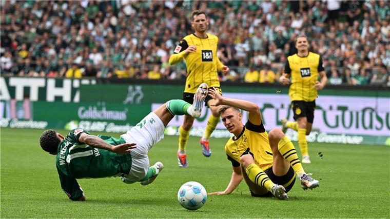 Platzverweis für Nico Schlotterbeck: Borussia Dortmund muss das Spiel in Bremen in Unterzahl beenden.