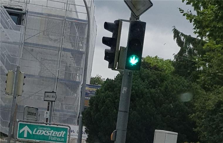 Plötzlich leuchtet ein Cannabis-Symbol an der Ampel in Loxstedt.