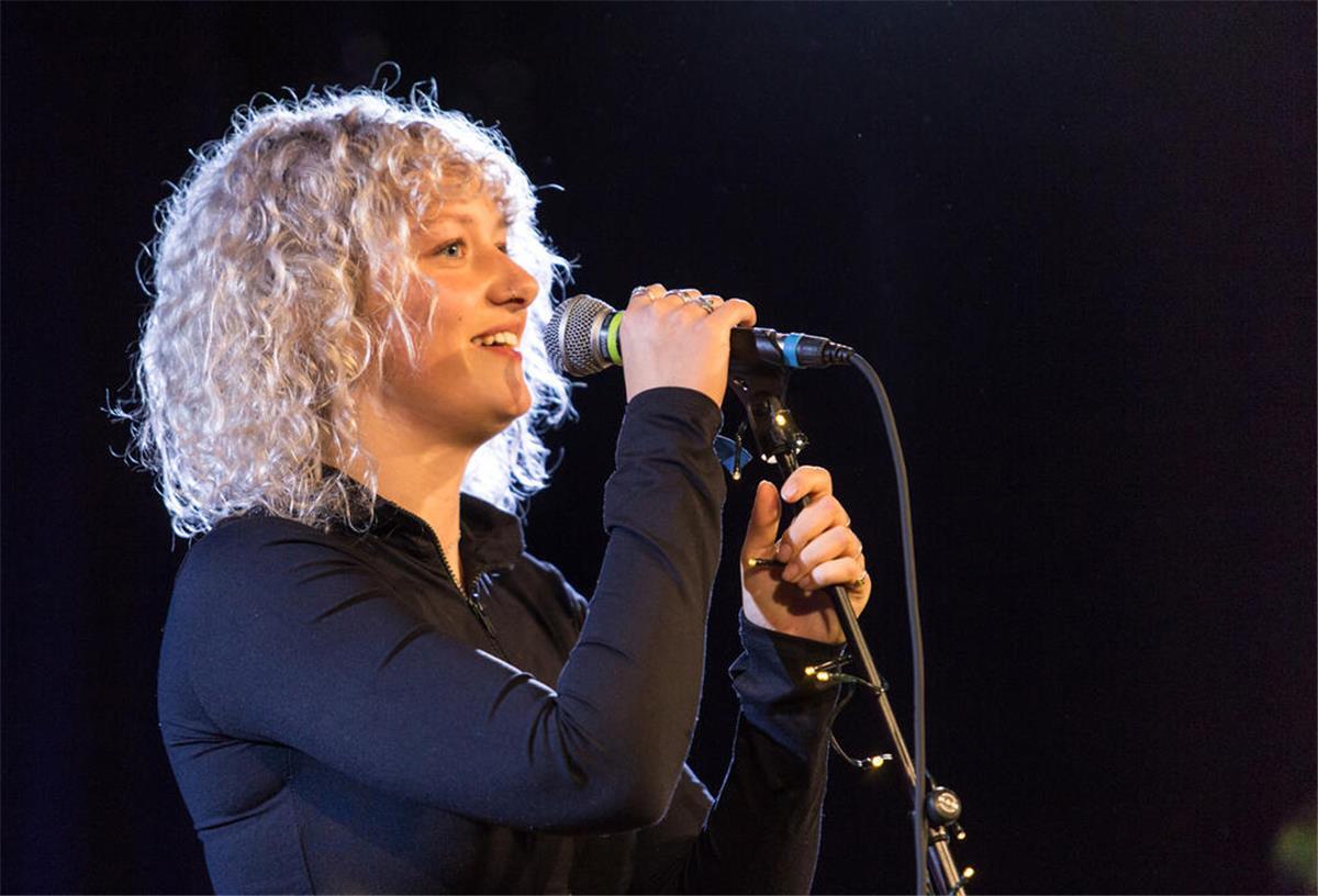 Poetry-Slam-Meisterschaft in Bremerhaven Die Lindener Autorin Antonia Josefa steht am Mikrofon