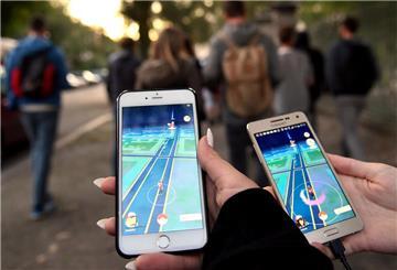 ARCHIV - 10.08.2016, Berlin: «Pokemon Go»-Spieler gehen mit ihren Smartphones durch Berlin. (zu dpa: «Milliarden-Deal um «Pokémon Go»») Foto: Britta Pedersen/dpa-Zentralbild/dpa +++ dpa-Bildfunk +++