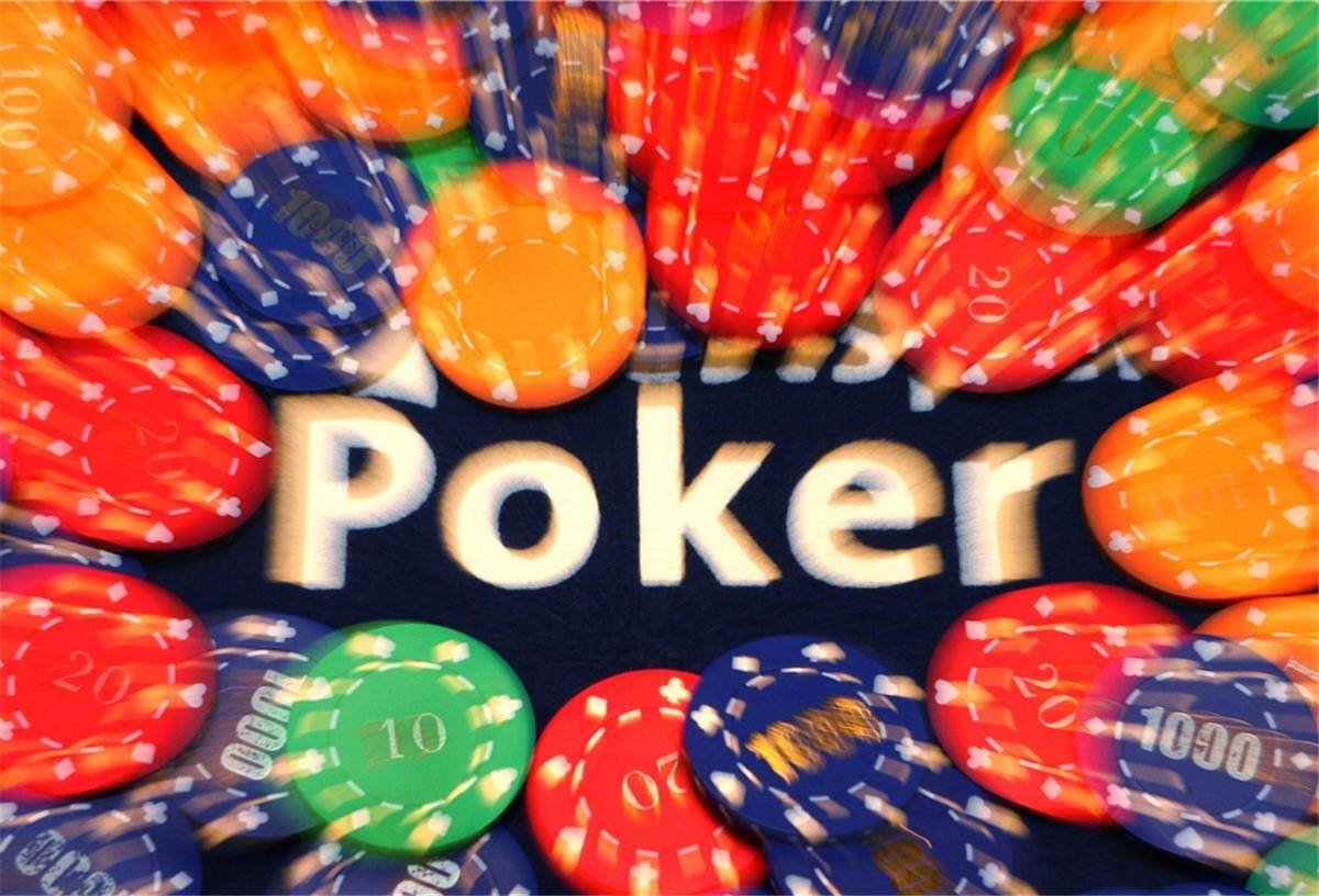 Soltau: Pokerrunde mit mehr als 20 Teilnehmern aufgelöst Die Illustration zeigt am Samstag (17.02.2007) in Dortmund im Spielkasino Hohensyburg einen Pokertisch bedeckt mit Jetons, die auch Pokerchips genannt werden.
