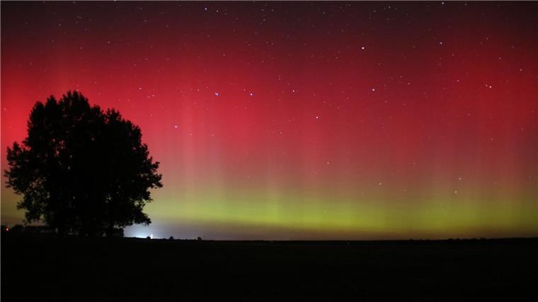 Polarlichter über Deutschland Polarlichter erstrahlen am Himmel über Fischbeck.