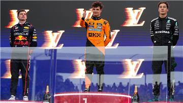 Pole Position und Sieg - besser hätte es für Lando Norris (M.) beim Saisonauftakt nicht läufen können. 