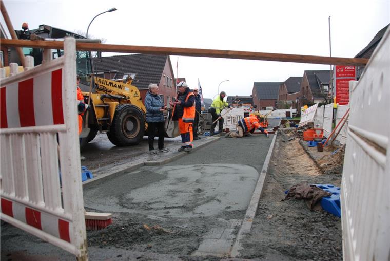 Bauarbeiten in Neuenwalde: Ärger mit den "Schleichverkehren" Polier Herbert Paul berichtet Ortsbürgermeisterin Ellen Frank nicht nur vom Fortgang der Arbeiten oin Neuenwalde, sondern auch davon, dass sich oft genug Unbefugte an der Baustelle vorbei durch die Ortsmitte ihren Weg bahnen wollen.