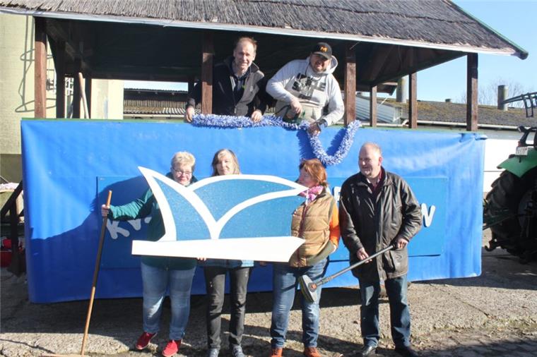 Karneval in Wehdel: Am Samstag steigt der Umzug Polieren die Festumzugswagen auf_ (von links): Holger Sandersfeld und Bernd Uwe Glaubke, unten von links: Bernadett Schlüter, Maria Glaubke, Britta Bredehöft und Präsident Burkhard Wallentowitz.