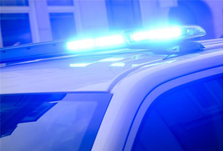 Polizei, Feuerwehr und Rettungskräfte im Großeinsatz: Ein Mann hat in Schwanewede seine Angehörigen angegriffen und einen Brand gelegt.