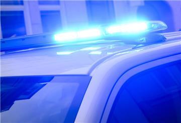 Polizei, Feuerwehr und Rettungskräfte im Großeinsatz: Ein Mann hat in Schwanewede seine Angehörigen angegriffen und einen Brand gelegt.