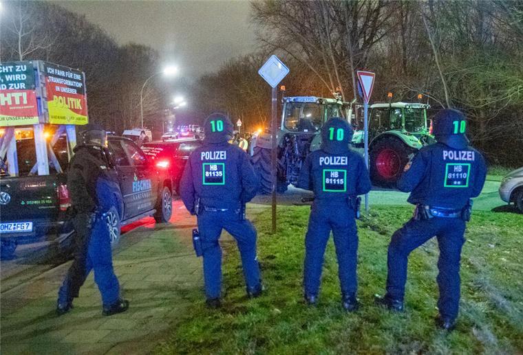 Bauernprotest in Bremerhaven eskaliert: Polizei greift ein Polizei marschierte am Freitagabend in Weddewarden auf und kreiste die demonstrierenden Landwirte ein.