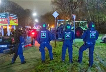 Polizei marschierte am Freitagabend in Weddewarden auf und kreiste die demonstrierenden Landwirte ein.