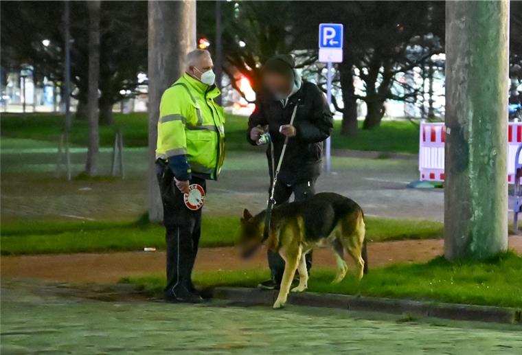 Ausgangssperre in Bremerhaven wird aufgehoben Polizei mit Felix Schultz kontrolliert während der Ausgangssperre an der Stresemannstraße.
