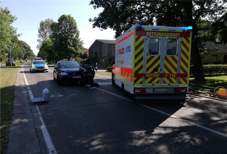 Schwerverletzter nach Motorradunfall in Sievern Polizei, Rettungssanitäter und Feuerwehr kümmern sich um die verletzten Personen und den Unfallhergang.