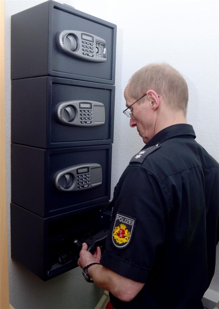 Schieß-Unglück bei der Polizei: Jetzt läuft die Suche nach der Ursache Polizei-Sprecher Frank Schurr zeigt einen Tresor. Jeder Polizist hat einen solchen Sicherheitsschrank, um seine Dienstwaffe darin einschließen zu können. Foto: Scheer