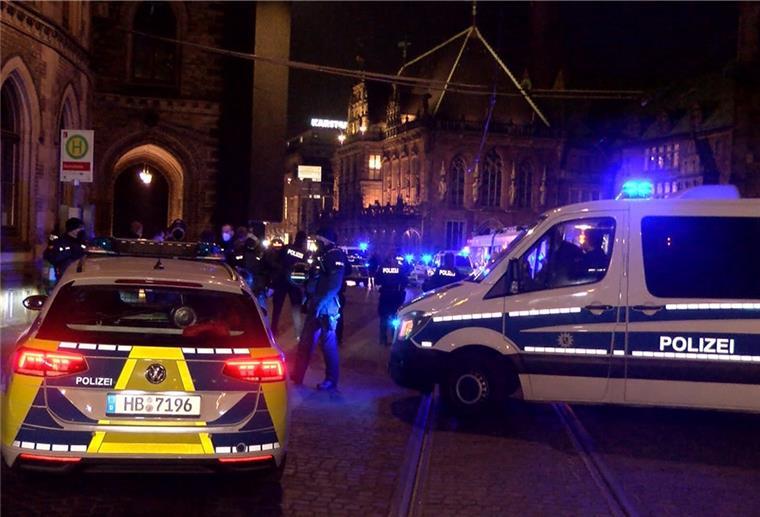 Polizei steht in der Bremer Innenstadt für Demonstrationen gegen die Corona-Maßnahmen bereit.